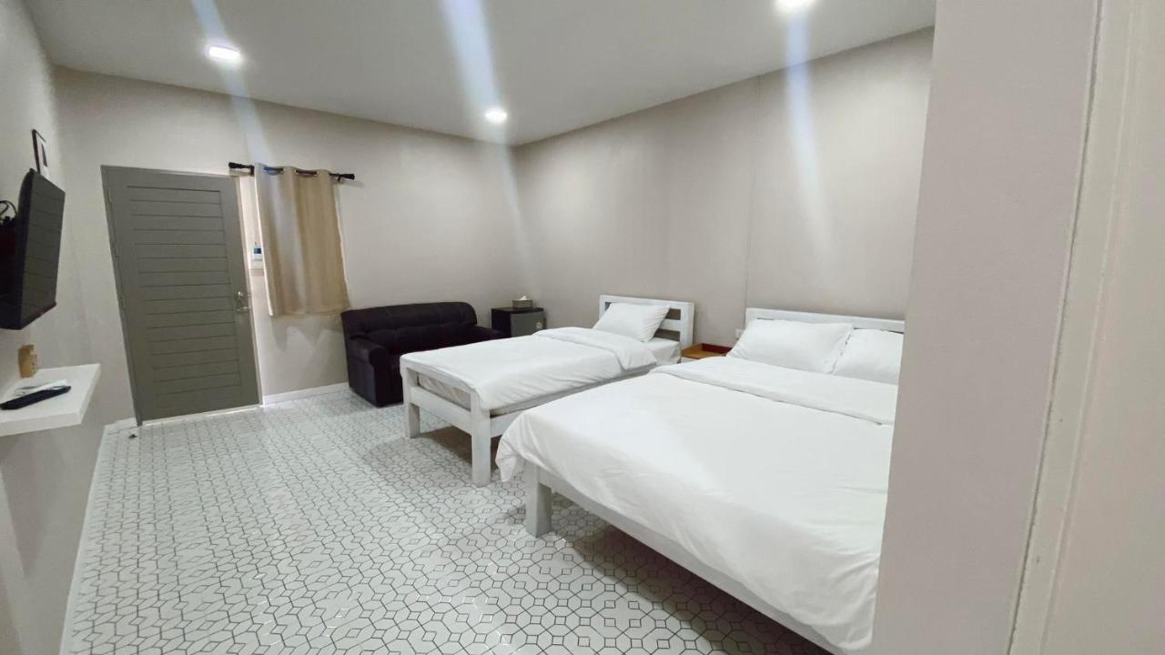 Juni House Chumphon Panzió Kültér fotó