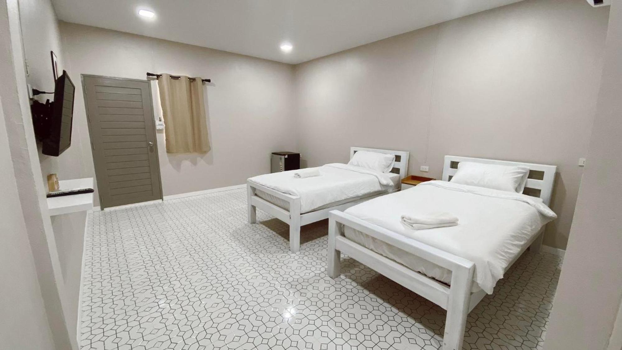 Juni House Chumphon Panzió Kültér fotó