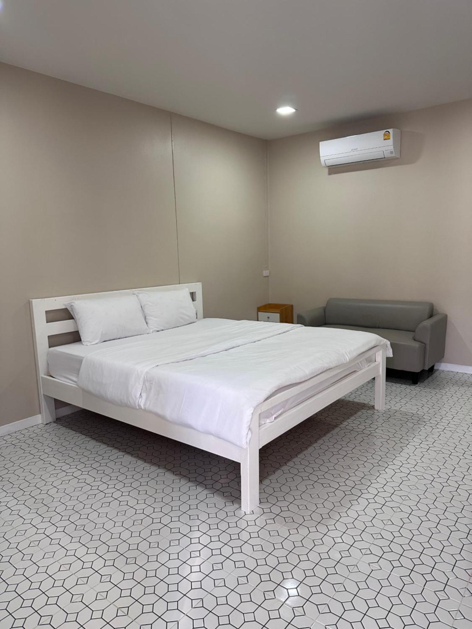 Juni House Chumphon Panzió Kültér fotó