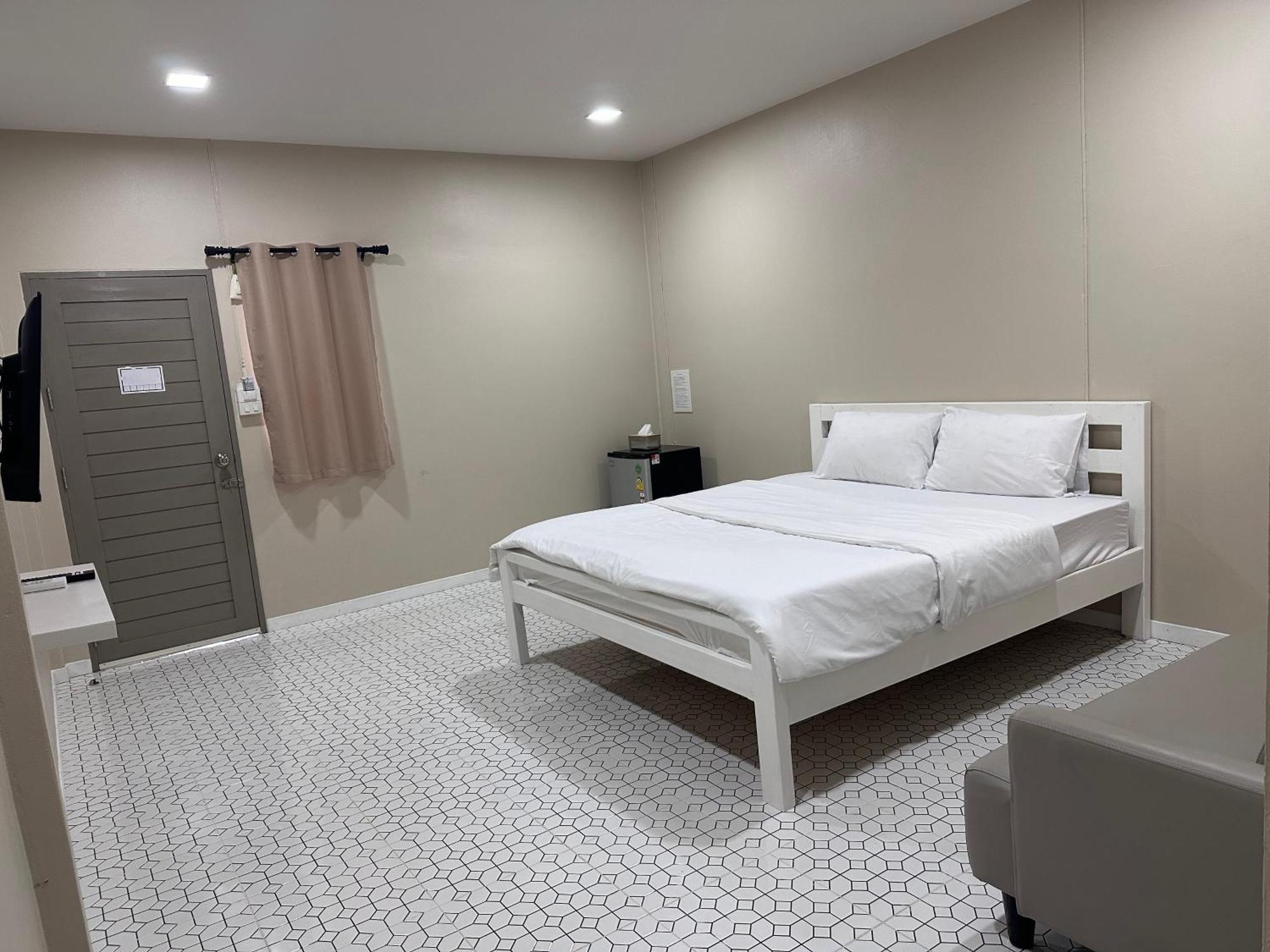 Juni House Chumphon Panzió Kültér fotó